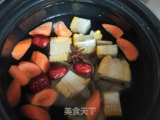 胡萝卜山药玉米排骨汤的做法步骤：6