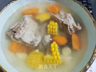 胡萝卜山药玉米排骨汤的做法步骤：7