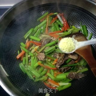 西芹红椒炒驴肉的做法步骤：12