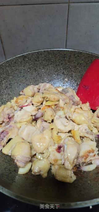 香菇木耳焖鸡的做法步骤：5