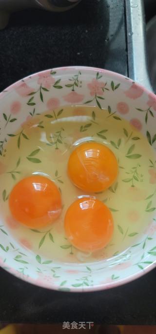 香菜炒鸡蛋的做法步骤：2
