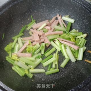 午餐肉炒芹菜的做法步骤：7