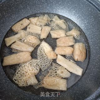 面条菜拌竹荪的做法步骤：2