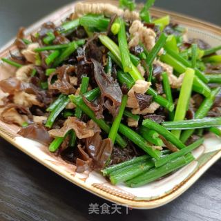 木耳精肉炒韭苔的做法步骤：8
