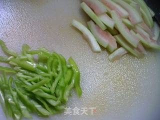 青椒炒西瓜皮的做法步骤：3