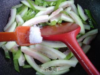 青椒炒西瓜皮的做法步骤：7