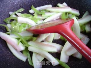 青椒炒西瓜皮的做法步骤：8
