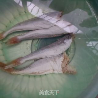 白菜蒸红鱼干的做法步骤：1