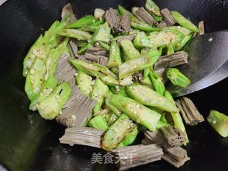 秋葵炒黑豆腐竹的做法步骤：4