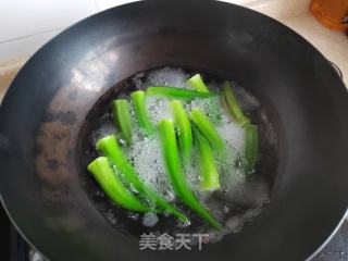 青椒秋葵炒蛋的做法步骤：1