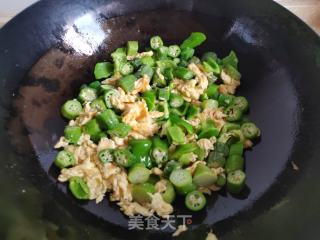 青椒秋葵炒蛋的做法步骤：5