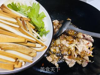 芹菜香干炒肉的做法步骤：13