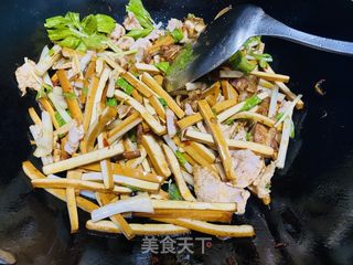 芹菜香干炒肉的做法步骤：14