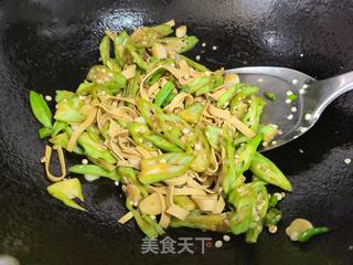 秋葵炒豆腐皮的做法步骤：4