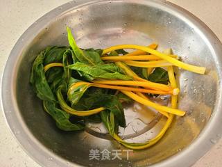 黄色莙荙菜线椒炒鸡蛋的做法步骤：2