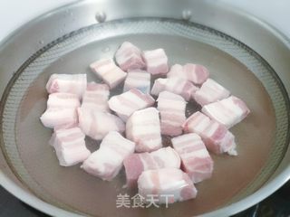 板栗红烧肉的做法步骤：5