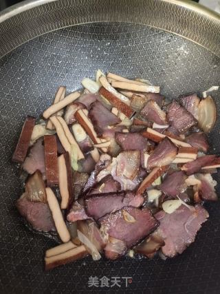 尖椒豆干炒腊肉的做法步骤：5