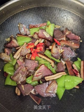 尖椒豆干炒腊肉的做法步骤：7