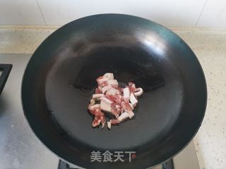 菜花炒肉的做法步骤：2