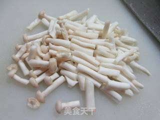 油麦菜炒海鲜菇的做法步骤：4