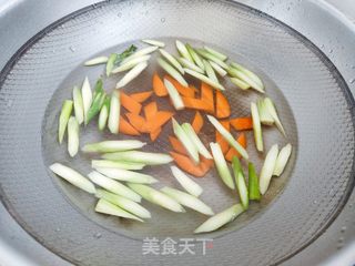 芦笋炒肉的做法步骤：6