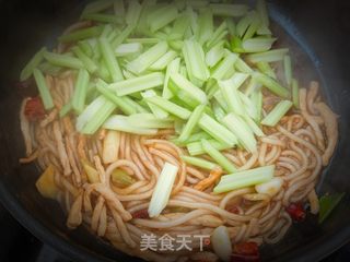 芹菜炒粉的做法步骤：7