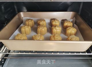 中秋豆沙月饼的做法步骤：10