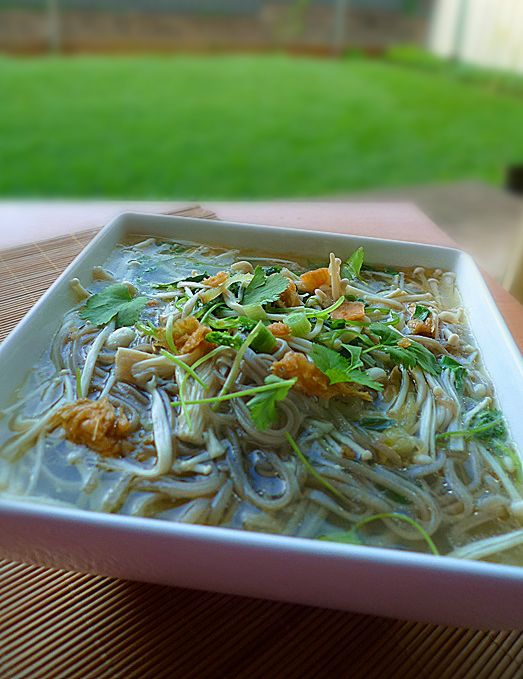 材料:金针菇,荞麦面,香菜,冬菜,姜丝,葱花