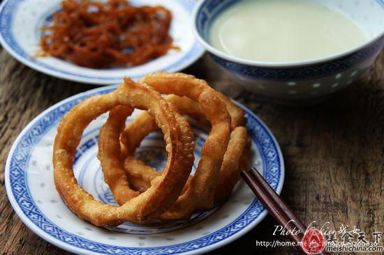 10,定形后翻面,炸至枣红色出锅控油,即可.