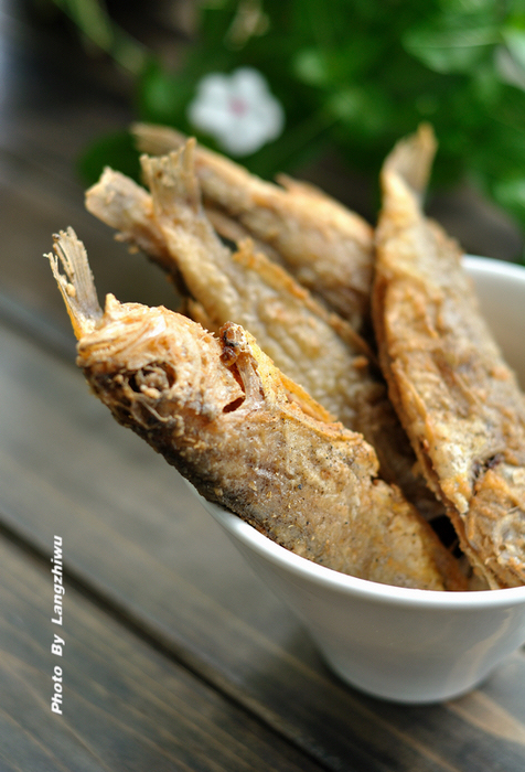 小黃花魚經醃漬油炸後,肉質鮮嫩,表皮酥脆,椒香濃郁.