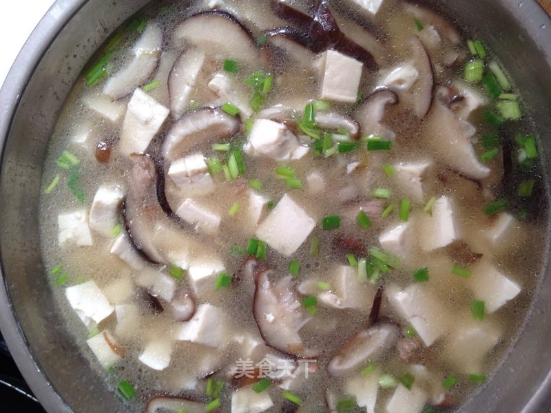 午餐香菇肉絲豆腐湯蒜薹炒肉蒜蓉生菜