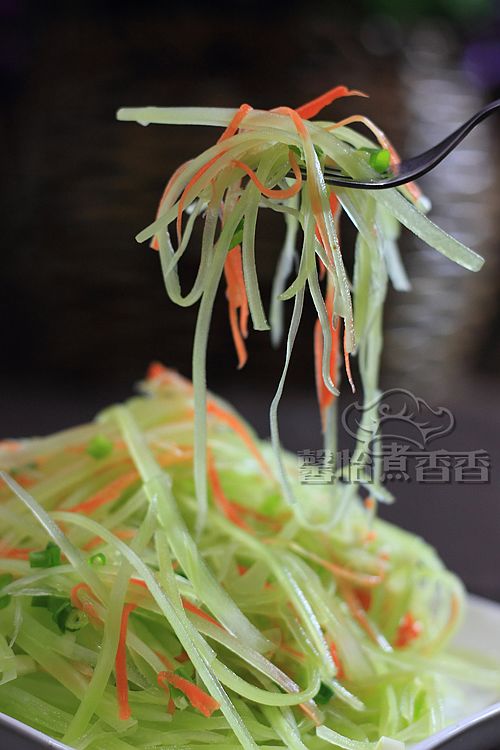 原料:青笋 胡萝卜 香葱 蒜 盐 味精 香醋 香油