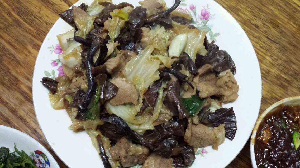 刺五加蘸酱,榛蘑白菜炒肉,煎带鱼