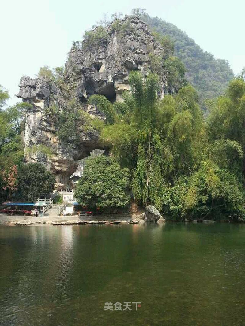 陽朔的月亮山和大榕樹風景區