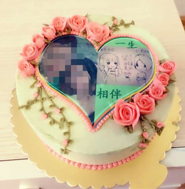 一對小夫妻的結婚紀念日訂的相片蛋糕.