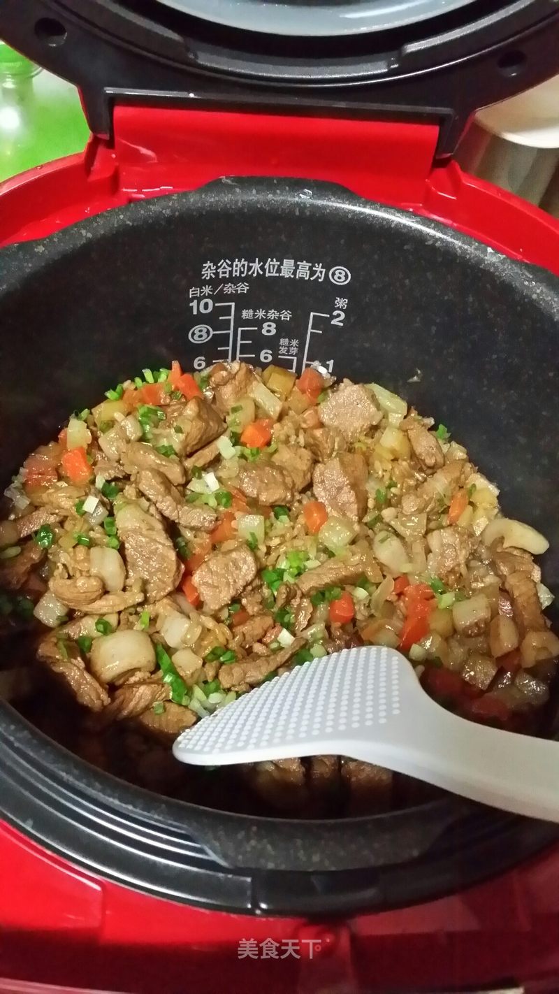 懶人晚餐,紅燒肉燜飯,裡面有紅燒肉,土豆,洋蔥,很簡單很_淡紫檸檬的筆