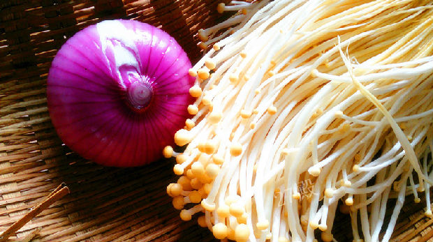 洋葱炒金针菇图片