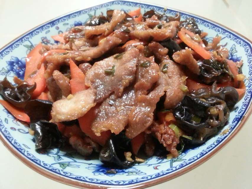 焦溜肉片,一片片丟進去炸的,胳膊上被油濺的紅星點點,好在沒傷到這張