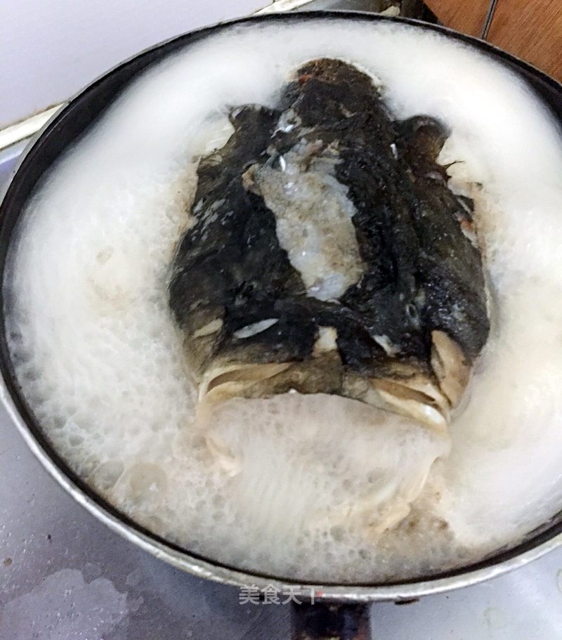 一魚兩吃,查干湖魚頭豆腐蘿蔔湯和醬燜魚身,鮮美,食材好才是硬道理!