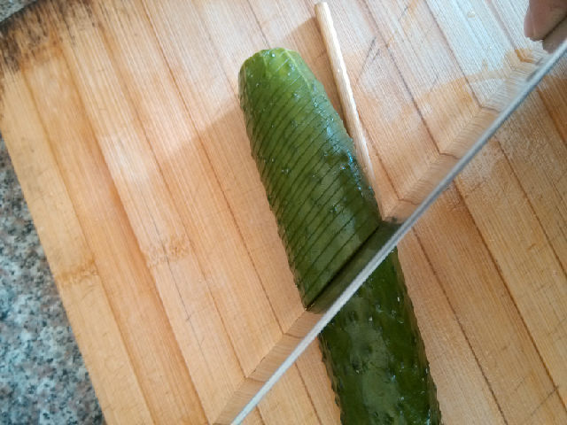 2,45度角斜切,垫了筷子不会切断,整根黄瓜切完