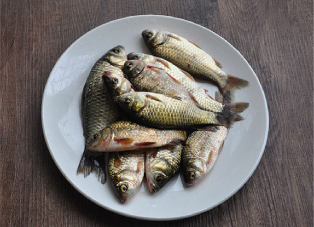 鯽魚(或參子或小雜魚均可)500克,麵粉200克,料酒一勺,花椒適量,蒜頭4