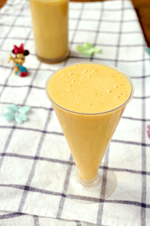 在搅拌的过程中,黄桃与牛奶混融在一起,让奶液更加浓稠,并且充满气泡
