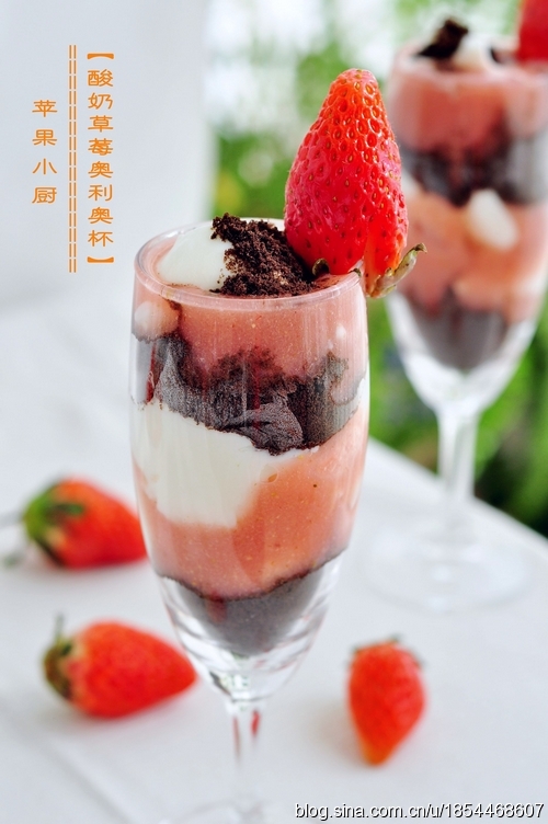 清肠又美容的节日待客小甜品——酸奶草莓奥利奥杯