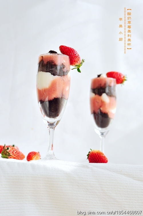 清肠又美容的节日待客小甜品——酸奶草莓奥利奥杯
