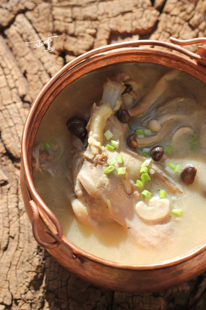 寒冷的冬日，熬一锅营养丰富的靓汤--杂菌鱼唇汤