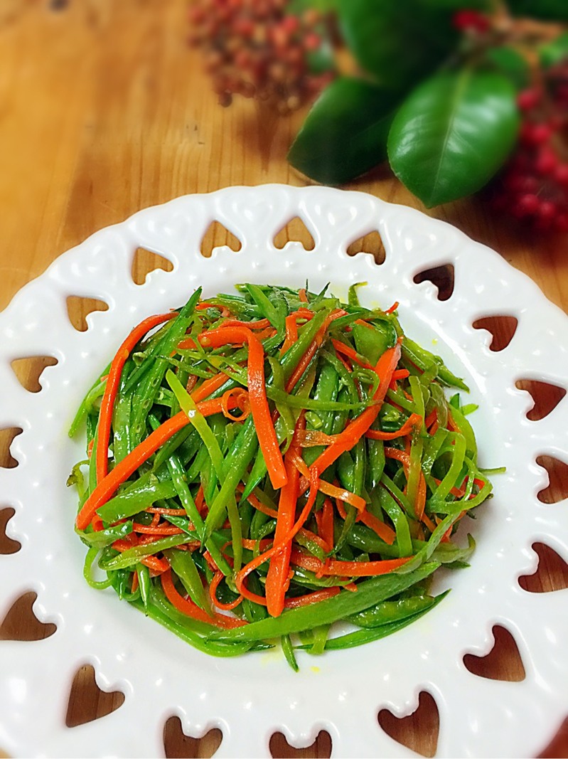 午餐(肉醬面,走油肉,荷蘭豆炒胡蘿蔔絲,清炒芹菜)