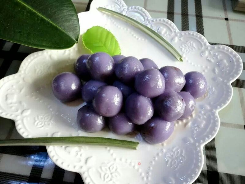 紫甘蓝汁澄面葡萄:剩点紫甘蓝,榨汁和澄粉糯米