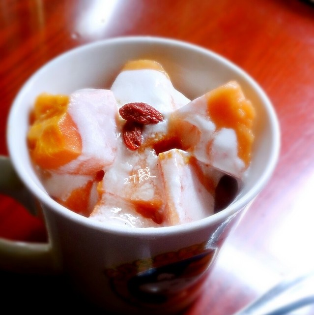 早上好~(≥▽≤)/~今早的是木瓜蜂蜜酸奶