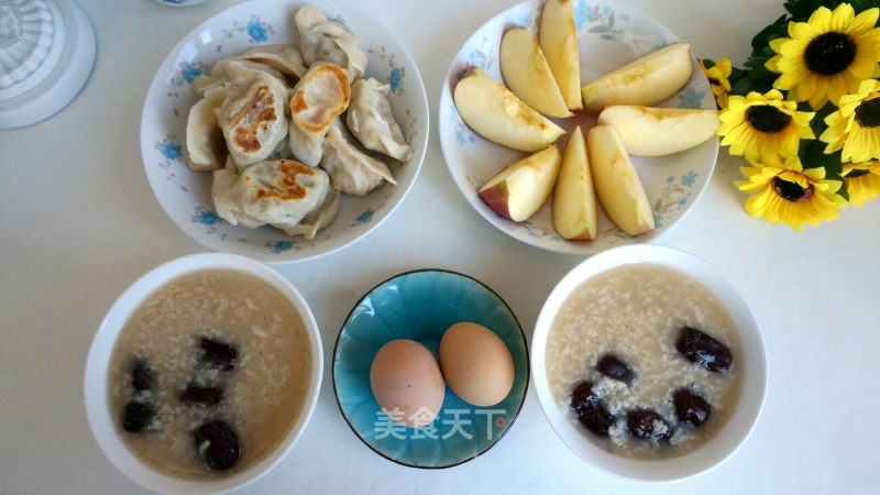 今日早餐:煎饺子,红枣大米粥、煮蛋、苹果。