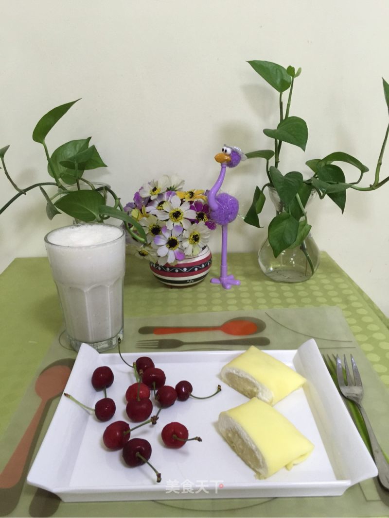 天天吃早餐(168-1)--榴莲班戟,香蕉牛奶,樱桃。
